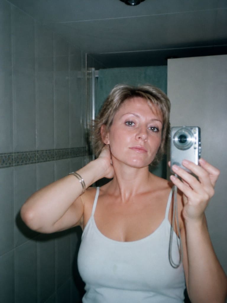 AI-generated sample for “90s Digital-Camera Mirror Selfie”