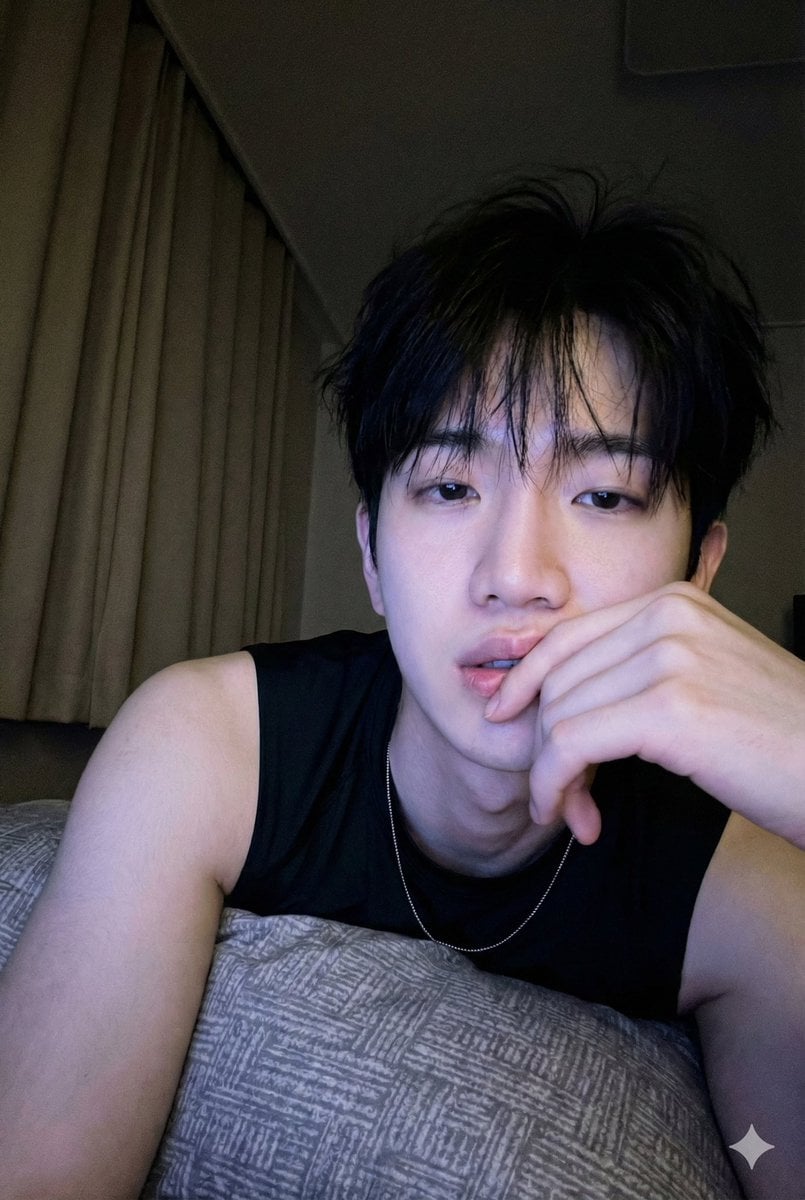 Low-Light Bedroom Selfie Prompt for Nano Banana/Gemini Pro