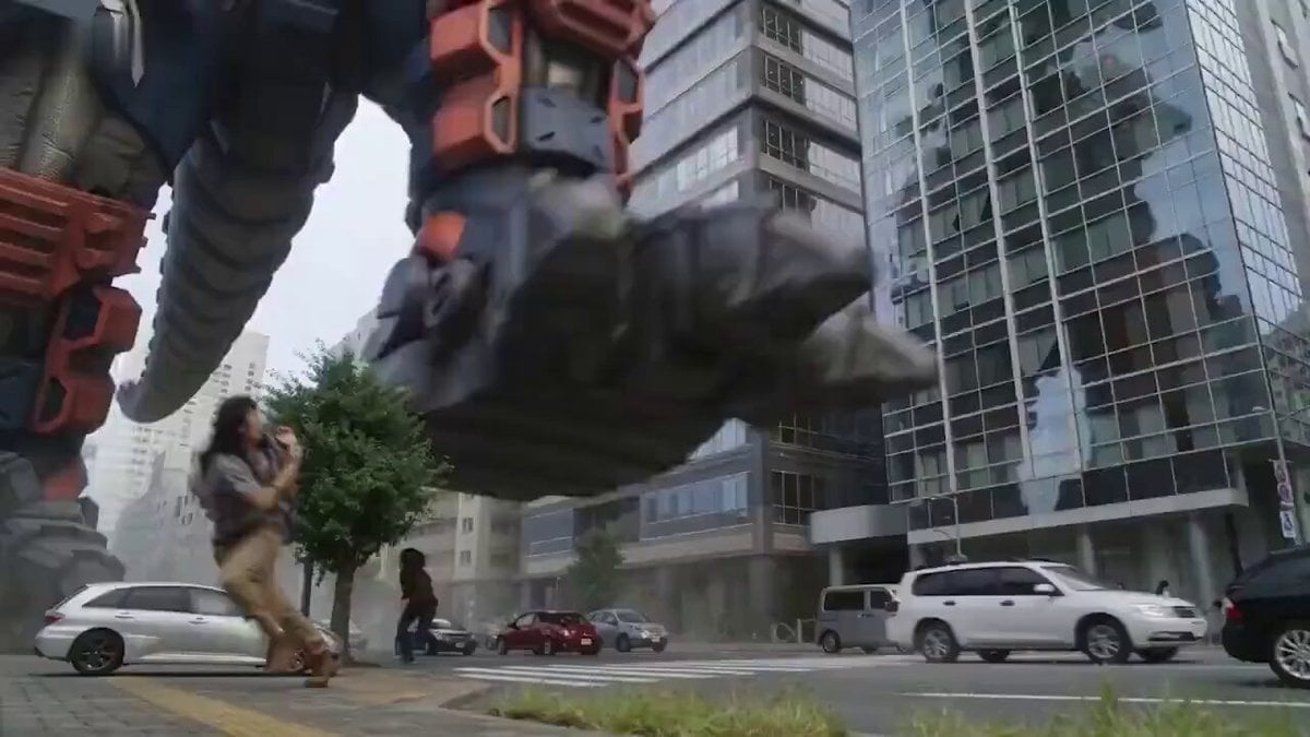 Gigantic Armored Mech Destroys Modern City