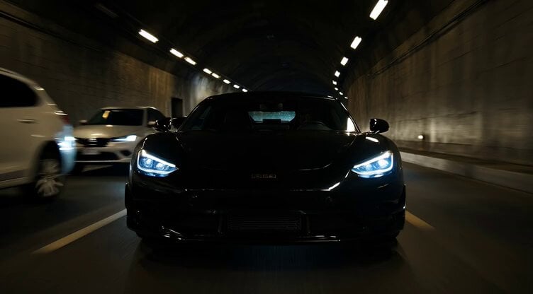 Forward Tracking Tunnel Race