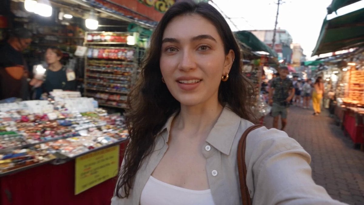 Smartphone Selfie Vlog Market Tour