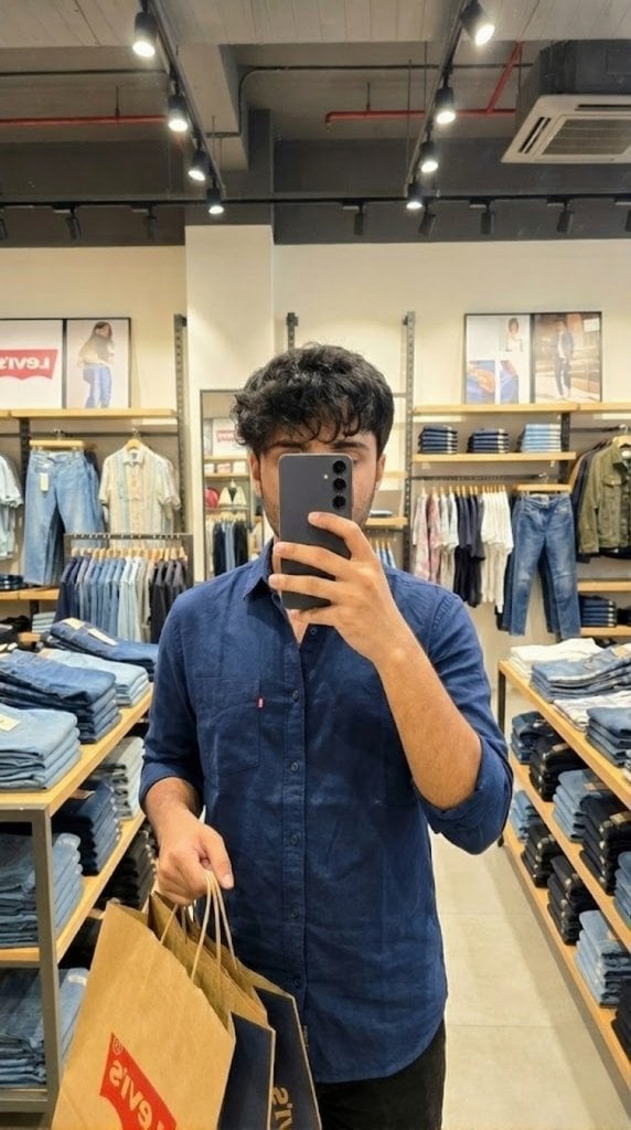 Levi’s shopping mirror selfie edit