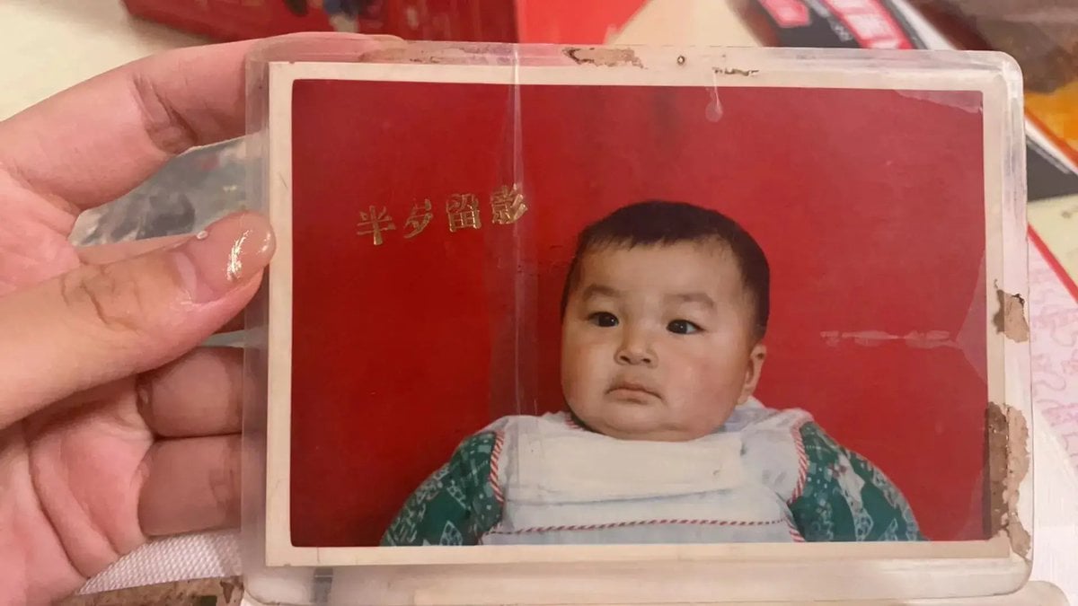 High-Fidelity Archival Photo Restoration reference image 1
