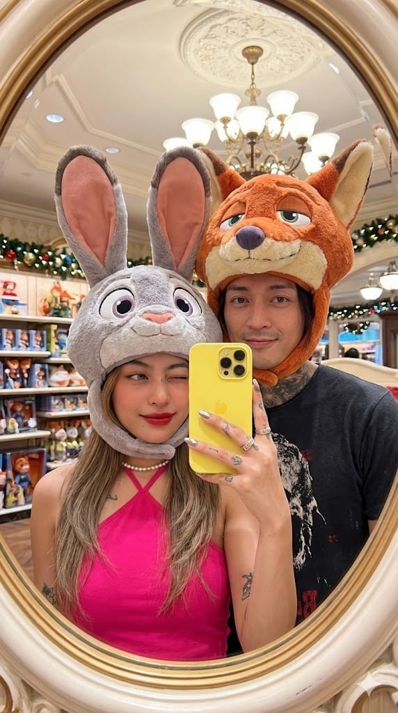 Zootropolis Couple Mirror Selfie Prompt