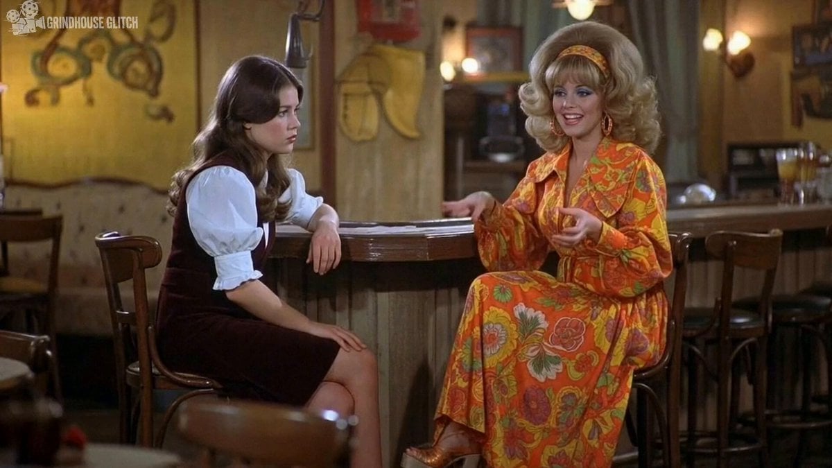 2000s-era 1970s-style American sitcom scene
